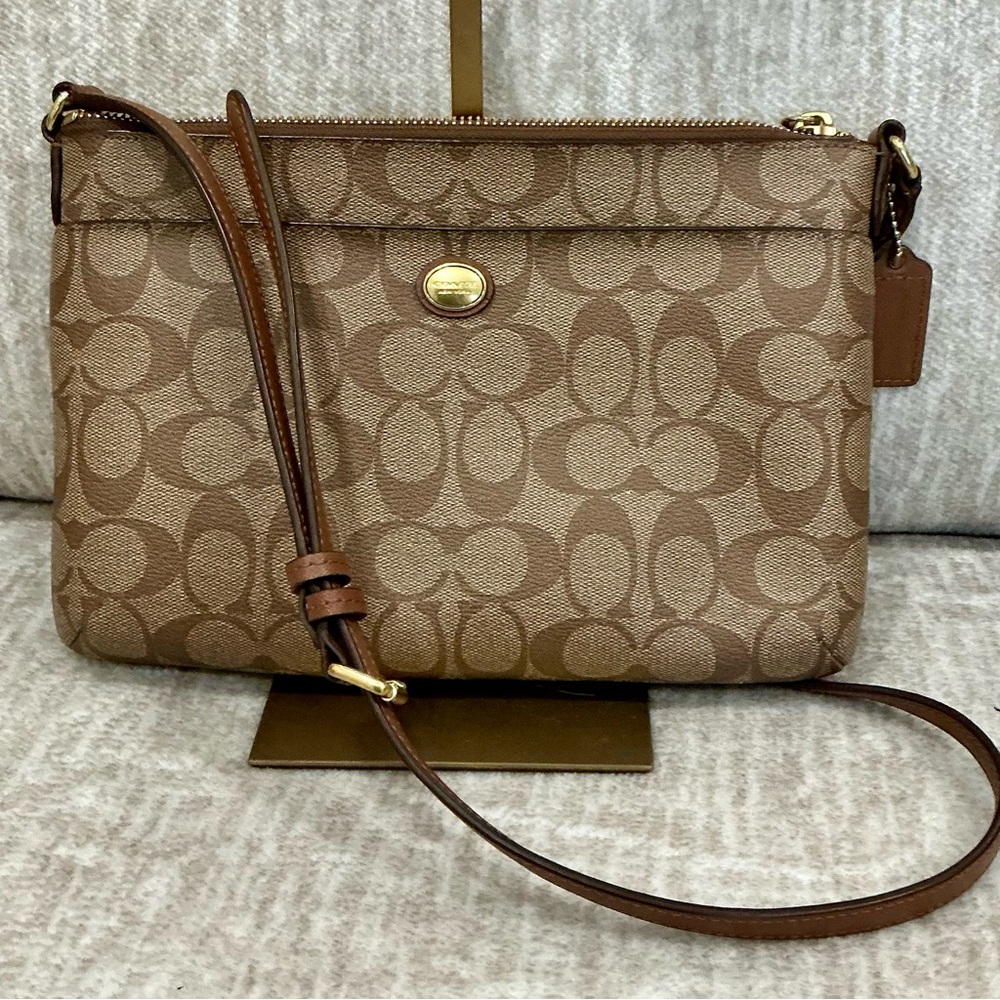 ✨💎COACH💎✨Peyton Crossbody in coated canvas.